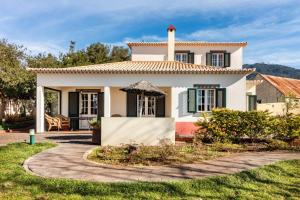 a house with a pathway leading to it at Villa Retiro in Canhas