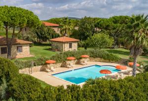 an aerial view of a swimming pool with umbrellas at Il Cancellone - Tartaruga in Montiano