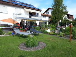 a garden with a table and chairs in front of a house at Schwäbische Alb in Gomadingen