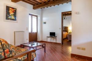 a living room with a couch and a table at Il Cancellone - Tartaruga in Montiano