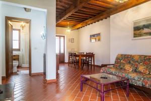 a living room with a couch and a table at Il Cancellone - Tartaruga in Montiano