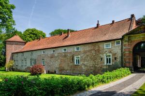 an old brick building with a red roof at Möwchen in Berumbur