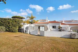 a white house with a fence and a yard at Villa Nicola in Vale do Lobo