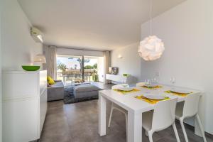 a kitchen and dining room with a white table and chairs at 2bed apartment in Miraflores in Mijas