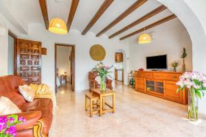 a living room with a couch and a tv at El Horreo Xabia in El Tosalet