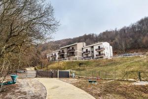 an apartment building on top of a hill at A Casa Mia Prada vacanza di relax in Prada