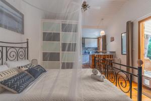 a bedroom with a bed and a kitchen at La maisonnette en bois in Saumos