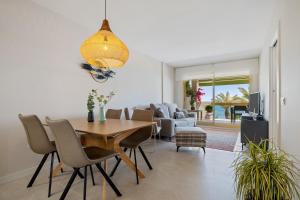 a dining room with a wooden table and chairs at Apartamento Pelicano in Cambrils