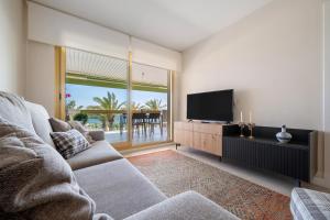 a living room with a couch and a flat screen tv at Apartamento Pelicano in Cambrils