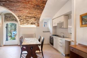 a kitchen with a table and chairs in a room at Le scale, borgo dei pescatori in Cervo