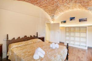 a bedroom with a bed with towels on it at Le scale, borgo dei pescatori in Cervo