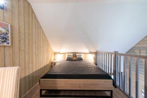 a bedroom with a bed in a room at Appartement C21 in Valloire +14 photos