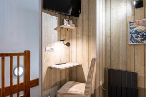 a small bathroom with a sink and a shelf at Appartement C21 in Valloire
