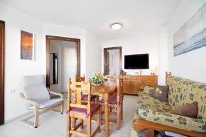 a living room with a table and a couch at Sol y mar in Sanlúcar de Barrameda