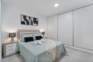 a bedroom with a bed with two towels on it at Apartamento Iris Tropical in Araya