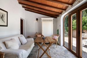 a living room with a couch and a table at Casa De Los Pintores Facinas in Facinas