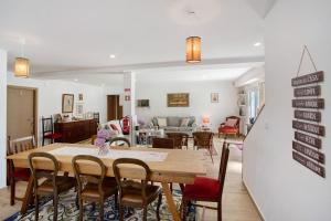 a dining room and living room with a table and chairs at Refúgio de Fátima in Fátima
