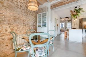 a dining room with a glass table and chairs at Ca la Pasita 28 in Beniali