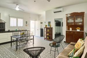 a kitchen and living room with a couch and a table at Marisol' House in Puente Genil