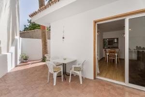 a patio with a table and chairs and a dining room at Casa Palmar La Gomera in Valle Gran Rey