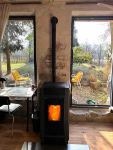 a stove in a room with a table and chairs at Apartments-Schlamau19 in Schlamau