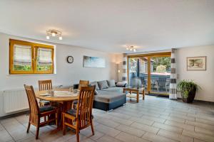 a living room with a table and a couch at Ferienwohnung Graf in Lauf