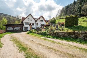 a dirt road in front of a white house at Ferienwohnung Graf in Lauf