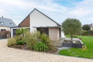 a house with a garden in front of it at Paradi Bleu in Trégunc