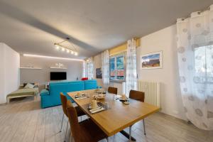 a living room with a table and a blue couch at Residenza Tambella in Verrès