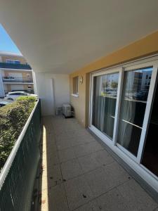 a balcony of a building with a large window at Balcons Du Soleil -Conciergerieland in Saint-Paul-lès-Dax