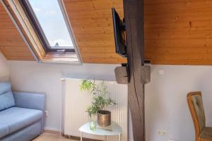 a living room with a tv and a couch at Ferienwohnung an der Brigach in Donaueschingen