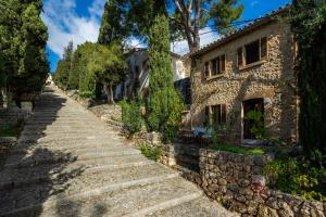 a stone path leading up to a stone house at Casa en Centro Histórico Pollença in Pollença