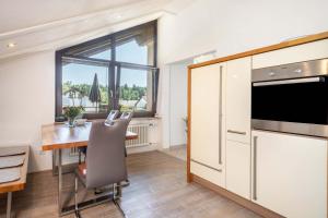 eine Küche mit einem Tisch und einem Fenster in der Unterkunft Fewo Siebert in Eichbühl