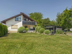 ein Haus mit einem großen Garten mit Rasenfläche in der Unterkunft Fewo Siebert in Eichbühl