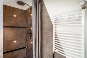ein Badezimmer mit Dusche und Duschvorhang in der Unterkunft Fewo Siebert in Eichbühl + 16 Fotos