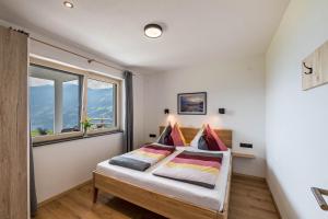 a bedroom with a bed and a window at Ferienwohnung am Mühlbachl in Rohrberg