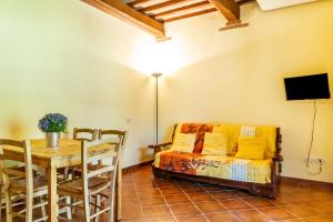 a living room with a table and a couch at Il Gaggiolo 2 in Grosseto