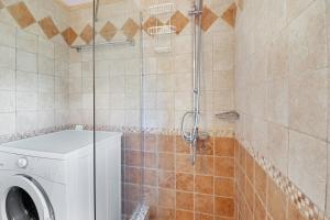 a shower with a washing machine in a bathroom at Villa Belvedere Rosa in Lefkada