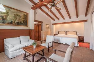 a living room with a bed and a couch at Els Marsals in Llucmajor
