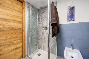 a bathroom with a shower and a toilet at La Pièce de Leo in Châtillon +26 photos