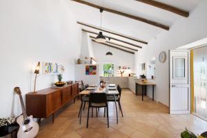 a kitchen and dining room with a table and chairs at Casa Noah in São Bartolomeu de Messines