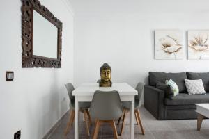 a living room with a white table and a mirror at Casa Unifamiliar Rio Barbate in Barbate