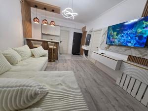 a living room with a large fish tank on the wall at Apartament DeLux cu Jacuzzi Caciulata in Căciulata