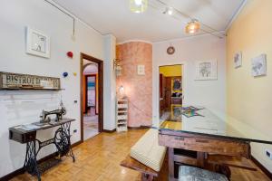 a home office with a ping pong table in a room at Ca dei Tati -Citr 1181 with Jacuzzi in Imperia
