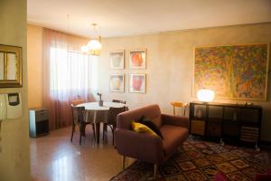 a living room with a couch and a dining room at Casa di Olly in Sona