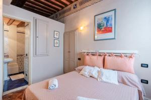 a bedroom with a bed with a pink bedspread at Romantic Apartment Near Pisa Lucca in Bientina