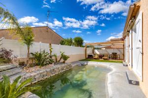 a swimming pool in the backyard of a house at Chambre d’hôtes Béziers in Béziers