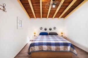 a bedroom with a bed and wooden ceilings at Casa Gotinha d' Água in Alcaria Ruiva