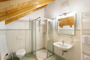 ein Badezimmer mit Dusche und Waschbecken in der Unterkunft Rungghof in Wengen + 37 Fotos
