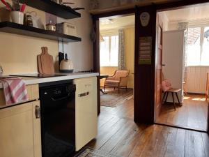 a kitchen with a black dishwasher next to a hallway at Kanne Honeymoon Apartment in Trichtingen